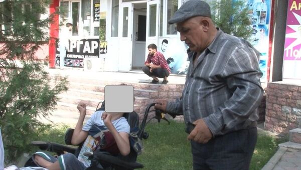  Мужчина использует инвалидность своего сына, чтобы собрать деньги - Sputnik Тоҷикистон