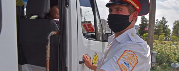 Сотрудник милиции проверяет салон маршруток в Душанбе - Sputnik Таджикистан