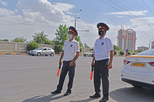 Сотрудники милиции на посту в Душанбе - Sputnik Таджикистан