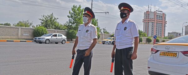 Сотрудники милиции на посту в Душанбе Сотрудники милиции на посту в Душанбе - Sputnik Тоҷикистон