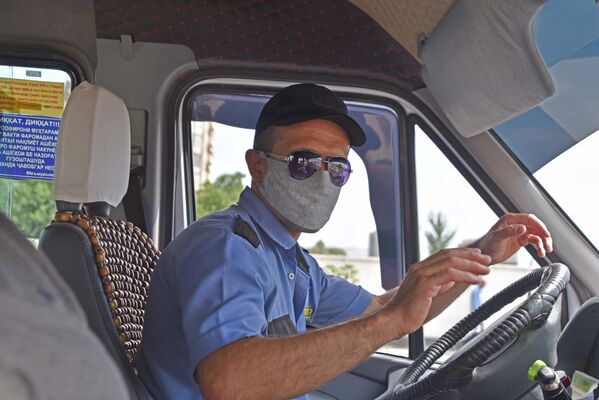 Водитель маршрутного такси в Душанбе - Sputnik Таджикистан
