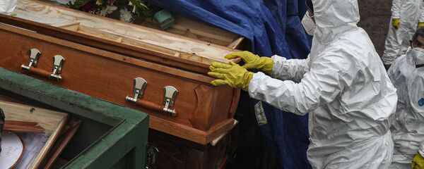 Гробы с умершими от заражения вирусом - Sputnik Тоҷикистон