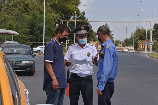 Сотрудник милиции общается с водителями - Sputnik Таджикистан