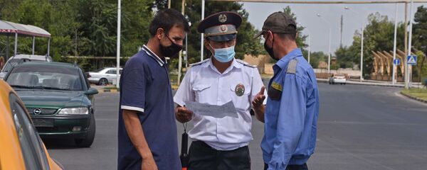 Сотрудник милиции общается с водителями - Sputnik Тоҷикистон