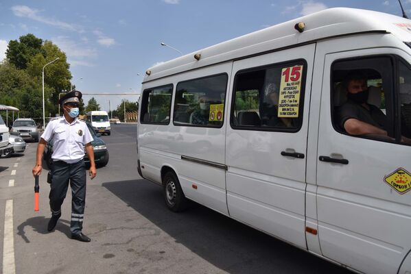 Сотрудник милиции проверяет салон маршруток в Душанбе - Sputnik Таджикистан
