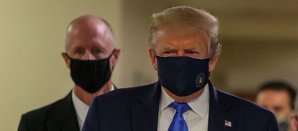 Доналд Трамп бо ниқоб - Sputnik Тоҷикистон