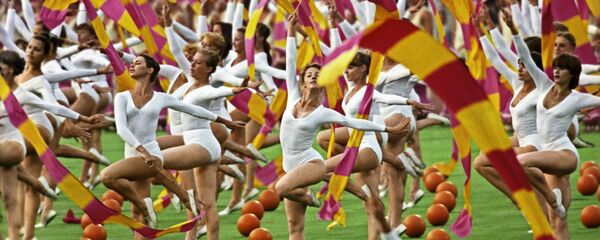 Выступление физкультурников на церемонии открытия XXII Олимпийских игрых в Москве - Sputnik Таджикистан