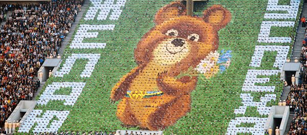 Символ Олимпиады-80  Медвежонок на трибуне  - Sputnik Таджикистан