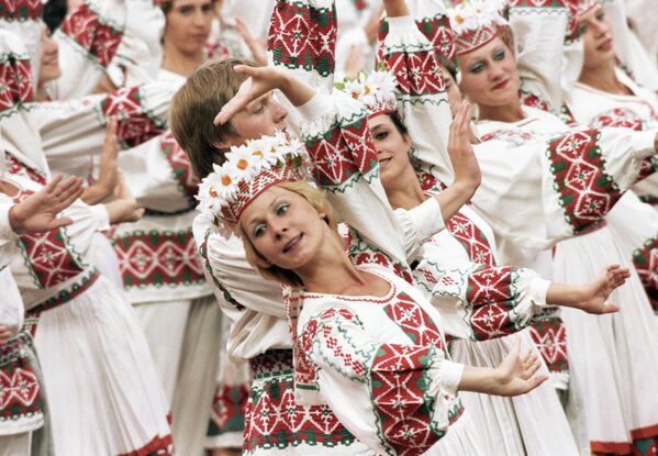 Танцевальная сюита Дружба народов на торжественной церемонии открытия XXII Олимпийских игр в Москве - Sputnik Таджикистан