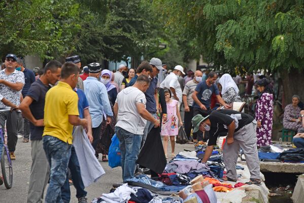 Торговля на барахолке в Душанбе - Sputnik Таджикистан