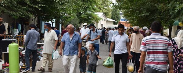 Жители Душанбе на барахолке - Sputnik Таджикистан