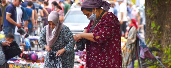 Торговля на барахолке в Душанбе - Sputnik Тоҷикистон