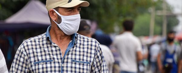 Мужчина в защитной маске - Sputnik Тоҷикистон