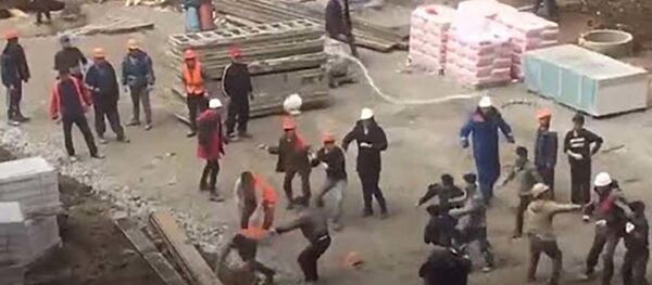 Рабочие на стройке в Северном Чертаново устроили массовую драку Рабочие на стройке в Северном Чертаново устроили массовую драку - Sputnik Таджикистан