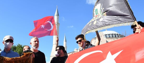 Местные жители с турецкими флагами у собора Святой Софии в Стамбуле - Sputnik Таджикистан