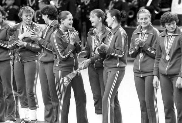 После вручения золотых медалей женской сборной команде СССР по гандболу - Sputnik Таджикистан