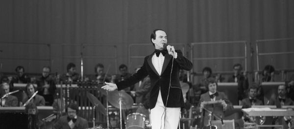 Советский оперный и эстрадный певец, народный артист СССР Муслим Магомаев выступает на концерте в рамках культурной программы Олимпиады-80 - Sputnik Таджикистан