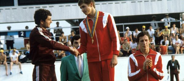 Анатолий Старостин (на пьедестале почета в центре) стал победителем в современном пятиборье на XXII летних Олимпийских играх Анатолий Старостин (на пьедестале почета в центре) стал победителем в современном пятиборье на XXII летних Олимпийских играх - Sputnik Таджикистан