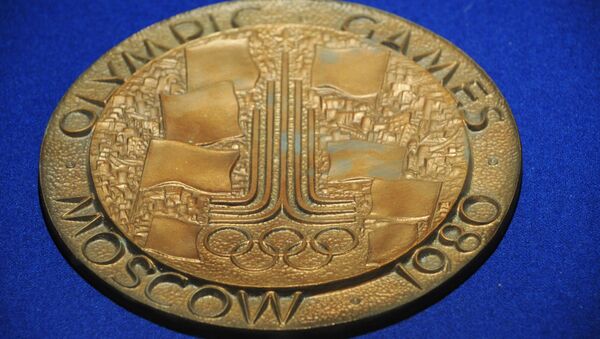 Медаль Олимпиады 1980 года на стенде выставки Москва и спорт в музее Москвы на Зубовском бульваре - Sputnik Таджикистан