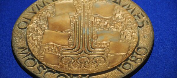 Медаль Олимпиады 1980 года на стенде выставки Москва и спорт в музее Москвы на Зубовском бульваре - Sputnik Таджикистан