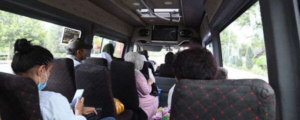 Пассажиры в маршрутке Пассажиры в маршрутке - Sputnik Тоҷикистон