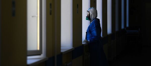 Врач в госпитале COVID-19  - Sputnik Таджикистан