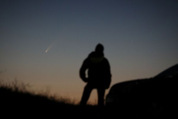 Мужчина наблюдает комету C/2020 F3 над Великобританией - Sputnik Таджикистан