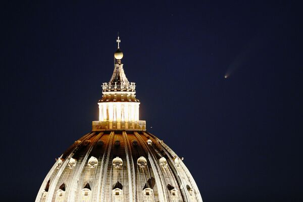 Комета C/2020 F3 в небе над Базиликой Святого Петра в Риме - Sputnik Таджикистан