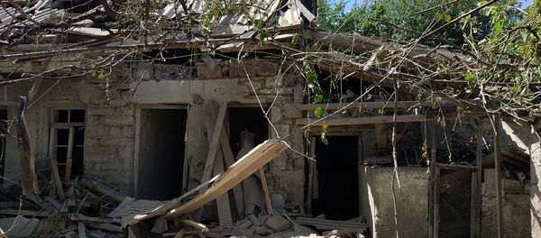 Пострадавший от обстрелов жилой дом в селе Неркин Кармирахпюр, Тавуш Пострадавший от обстрелов жилой дом в селе Неркин Кармирахпюр, Тавуш - Sputnik Таджикистан