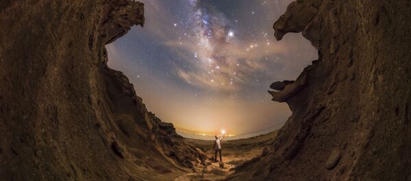 Снимок Beautiful Persian Gulf Nights  иранского фотографа Mohammad Sadegh Hayati из категории People & Space, попавший в шортлист конкурса Insight Investment Astronomy Photographer of the Year 2020  - Sputnik Таджикистан