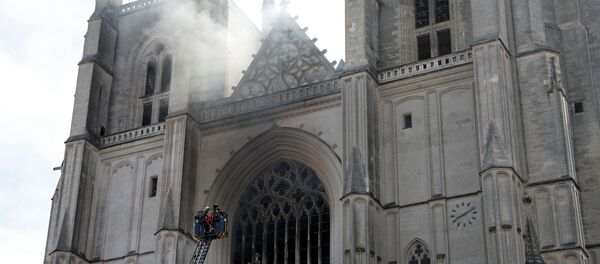 Пожар в соборе Святых Петра и Павла в Нанте Пожар в соборе Святых Петра и Павла в Нанте - Sputnik Таджикистан