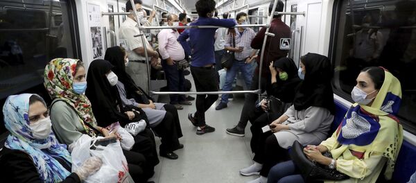 Пассажиры в защитных масках в тегеранском метро Пассажиры в защитных масках в тегеранском метро - Sputnik Тоҷикистон