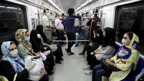 Пассажиры в защитных масках в тегеранском метро - Sputnik Тоҷикистон