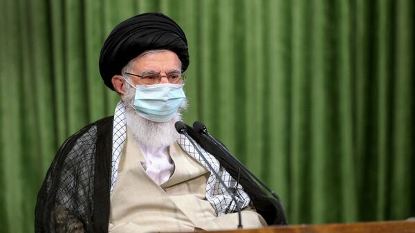 Верховный лидер аятолла Али Хаменеи в защитной маске - Sputnik Таджикистан
