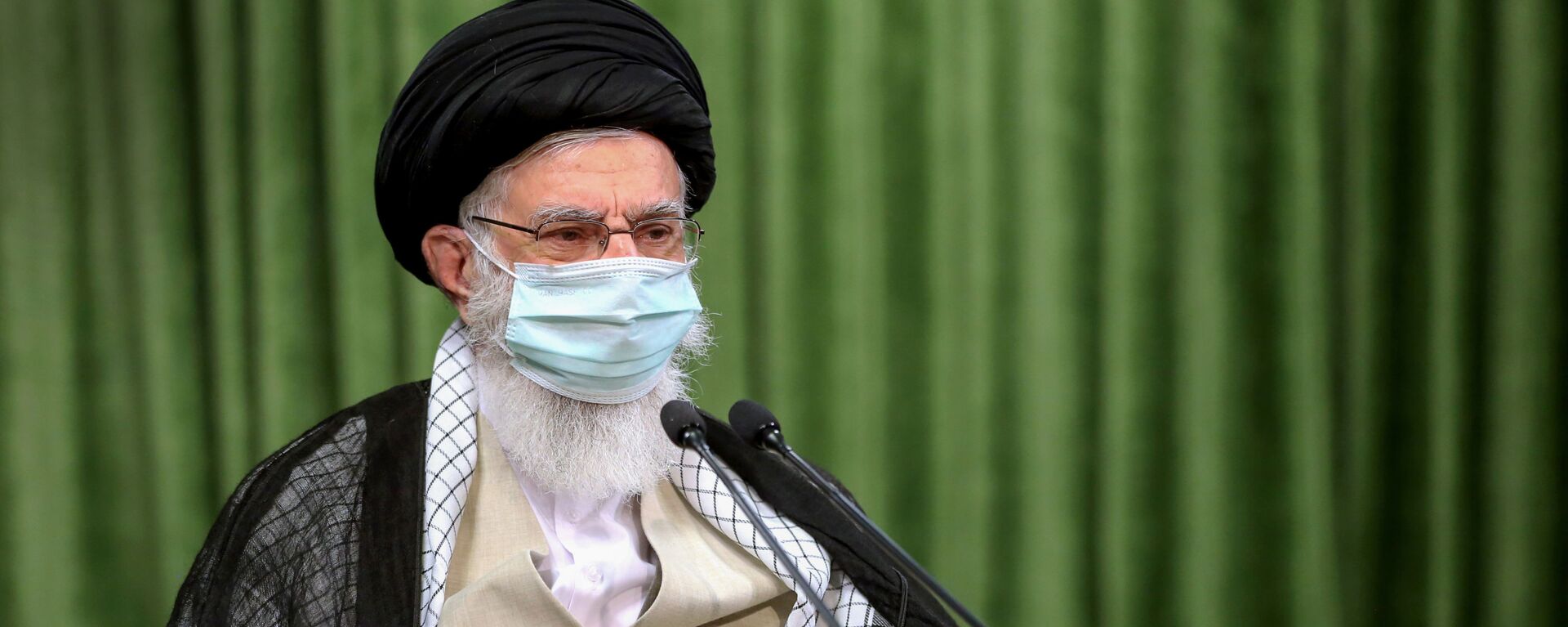 Верховный лидер аятолла Али Хаменеи в защитной маске - Sputnik Таджикистан, 1920, 08.01.2021