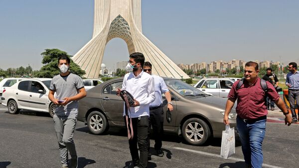 Иранцы на площади Азади в столице Тегеране в защитных масках - Sputnik Тоҷикистон