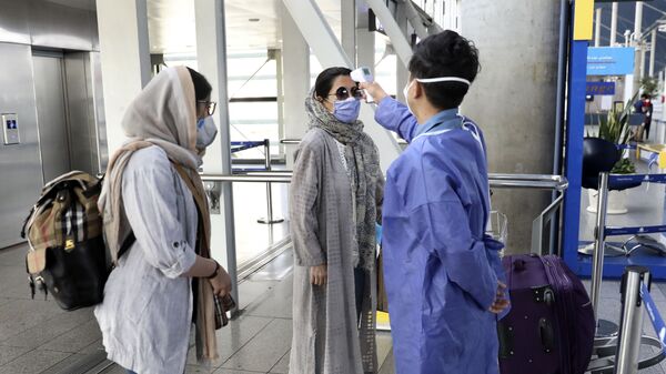 Проверка температуры у прибывших пассажиров в Тегеран - Sputnik Таджикистан