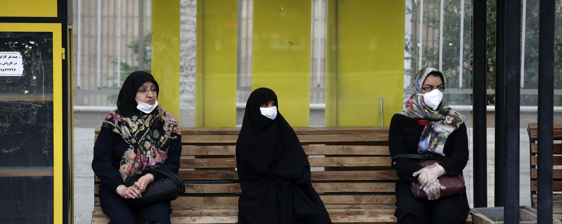 Иранские женщины сидят на автобусной остановке - Sputnik Тоҷикистон, 1920, 11.04.2021
