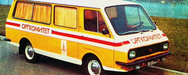 Наука и техника -  обложка латвийского журнала советского периода Наука и техника за август 1979 года с фотографией прототипа RAF-2908 - Sputnik Таджикистан