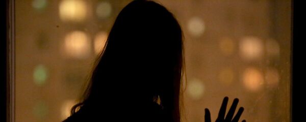 Девочка у окна, архивное фото - Sputnik Тоҷикистон