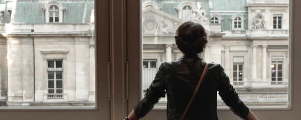 Девушка у окна, архивное фото - Sputnik Тоҷикистон