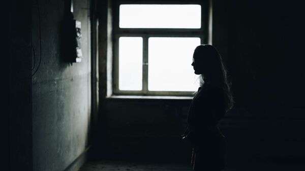 Девушка в темной комнате, архивное фото - Sputnik Тоҷикистон