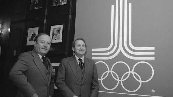 Герберт Шлоссер (справа) и Роберт Ховард позируют на фоне эмблемы Олимпиады-80 - Sputnik Таджикистан