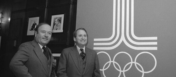 Герберт Шлоссер (справа) и Роберт Ховард позируют на фоне эмблемы Олимпиады-80 - Sputnik Таджикистан