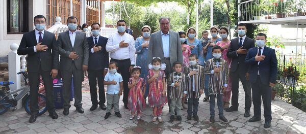 Президент Республики Таджикистан Эмомали Рахмон с семьей Усмоновых в Рудацком районе Президент Республики Таджикистан Эмомали Рахмон с семьей Усмоновых в Рудацком районе - Sputnik Тоҷикистон