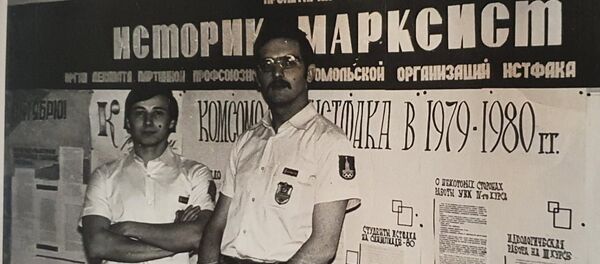 Заместитель руководителя Россотрудничества Михаил Брюханов во время работы в олимпийском оперотряде МГУ - Sputnik Таджикистан