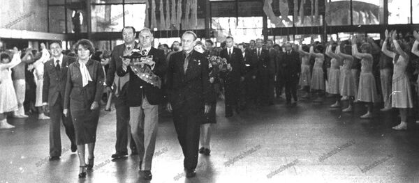 ЦГАКФФД СПб. Ар 216912. Участники встречи Олимпийского огня, доставленного экспрессом Красная стрела из Москвы направляются для проведения торжественного митинга в зал Московского вокзала. Ленинград, 1980 год. - Sputnik Таджикистан