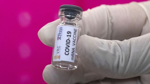 Вакцина от COVID-19 во время тестирования в исследовательском центре вакцин - Sputnik Тоҷикистон