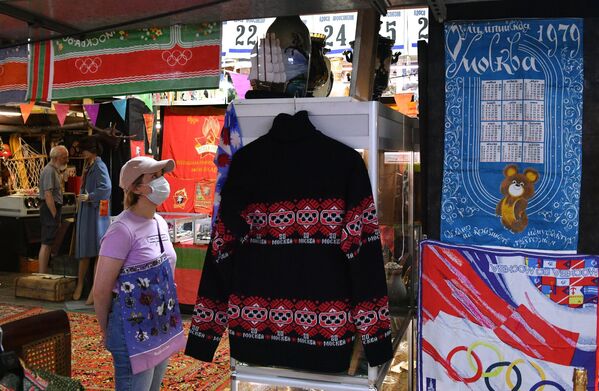 Посетительница выставки, приуроченной к 40-летию со дня открытия Олимпийских игр 1980 года в Москве - Sputnik Таджикистан