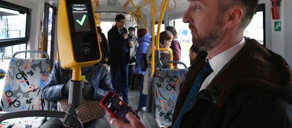 Оплата проезда в наземном транспорте бесконтактным способом, архивное фото - Sputnik Таджикистан